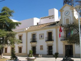 La alcaldesa de Burguillos propuso en mayo de 2010 la disolución del Ayuntamiento dada su situación económica
