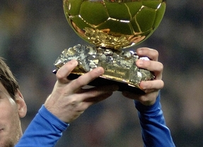 Ronaldinho fue uno de los artífices para que Messi juegue en la primera del Barcelona