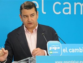 Sanz: Griñán no ha cumplido su promesa de reducir altos cargos al 50%