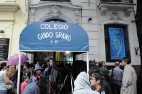 El colegio Guido Spano cerró sus puertas y 350 chicos se quedaron en la calle