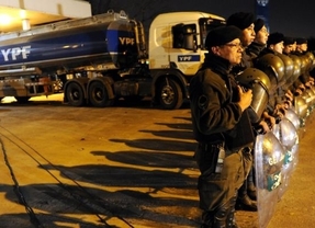 Salieron los camiones de la planta de YPF con los 300 mil litros de combustible 