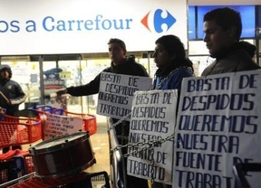 Trabajadores de Carrefour se encadenaron para denunciar despidos injustificados