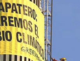Greenpeace 'toma' un monumento para pedir a ZP que combata el cambio climático