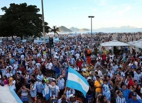 Hinchas argentinos gastan 50 millones de dólares en Río