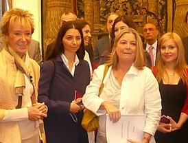 Los “nuevos” españoles recibieron el pasaporte de mano de la vicepresidenta de España