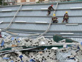 España, en jaque por el viento: cuatro niños mueren al derrumbarse el techo de un centro deportivo