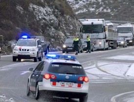 Once carreteras cortadas al tráfico por lluvia y nieve