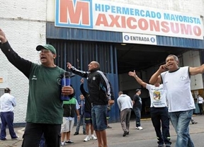 Camioneros bloquean las bocas de expendio de la cadena Maxiconsumo