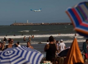 Un avión de Aerolíneas Argentinas sobrevoló a baja altura playas de Mar del Plata