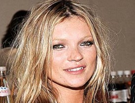 Kate Moss le hará un exorcismo a su casa