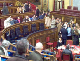 Largas colas de la gente para visitar el Congreso, que seguirán este lunes a pesar del mal tiempo