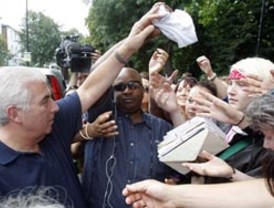 Mitch Winehouse regaló ropa y joyas de su hija