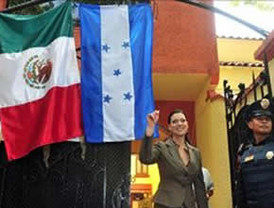 Embajadora del gobierno del depuesto presidente Zelaya retorna a su sitió ante la legación diplomática en México