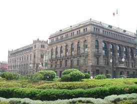 Se contrae crédito al consumo en julio