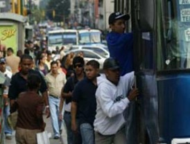 Prohíben el porte de armas y municiones en el transporte público