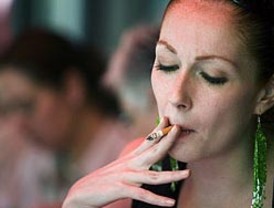 Mujeres fumadoras enfrentan mayor riesgo de cáncer de vejiga
