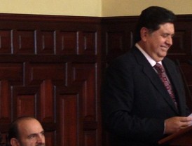 García pide pagar impuestos con obras