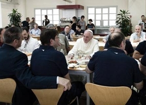 El Papa Francisco almorzó con los empleados en el comedor del Vaticano