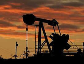 Baja precio del petróleo 34 dólares en un mes