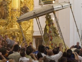 La rotura de un varal obliga a la Virgen del Rocío a volver a la ermita
