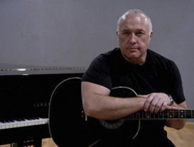 El cantautor madrileño Javier Bergia actúa en el Show Hall