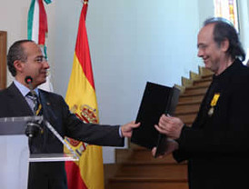 Recibe Joan Manuel Serrat Orden Mexicana del Águila Azteca