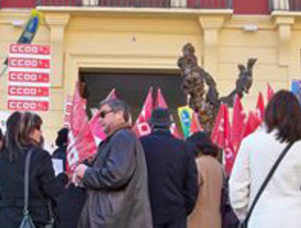Siguen las movilizaciones sindicales: Un centenar de personas protestan contra los recortes en la Consejería de Cultura