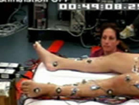 Parapléjico logra mantenerse en pie y mover las piernas por si mismo