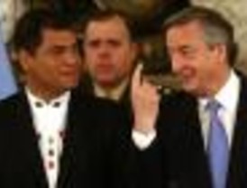 Correa apoya campaña de esposa de Kirchner y firma convenios
