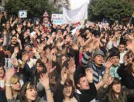 Más de 2.000 estudiantes protestan contra el 'tijeretazo' y provocan altercados a las puertas de Educación