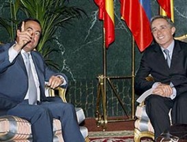 Congreso español recibe a Uribe