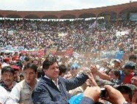 Reciben a botellazos a Alan García