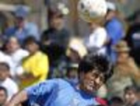 Evo Morales juega fútbol a 6000 metros de altura