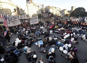 Estudiantes universitarios protestaron en el centro porteño contra "las empresas buitres"