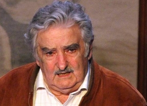 Mujica aconseja recuperar las Malvinas 'con las mujeres'