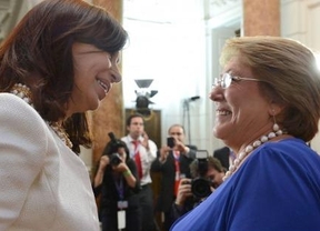 Cristina se reunió con Bachelet y  destacó la 'asunción de un nuevo gobierno democrático'