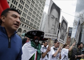 Los padres de los 43 jóvenes mexicanos desaparecidos pedirán justicia en Buenos Aires