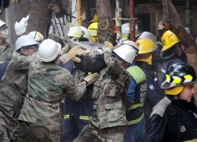 Hallan nuevas víctimas y se eleva a 17 los muertos por la explosión en Rosario