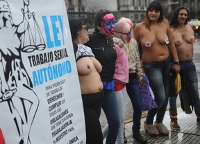 Trabajadoras sexuales realizaron un "tetazo" frente al Congreso