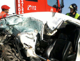 Accidente de tráfico con dos atrapados y heridos en la redonda La Viña en Lorca