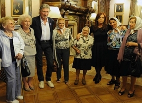 Cristina recibió al músico Roger Waters junto a las Madres y Abuelas de Plaza de Mayo