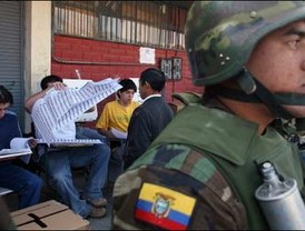 Uniformados ecuatorianos votarán sin portar armas