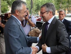 El PP-A critica que Griñán 'se gastase miles de euros para llamarse Pepe y ahora Blanco se enfade porque le llamen Pepiño'