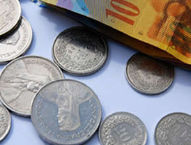 Banco Central de Suiza devalua el franco suizo