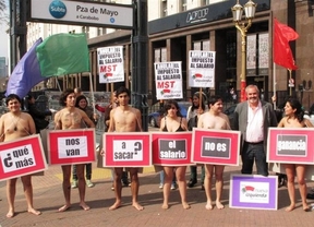 Militantes de Nueva Izquierda protestaron 'desnudos' contra impuestos