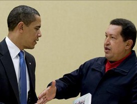 Apretón de manos entre Obama y Chávez