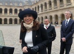 Cristina recibió honores militares en París y este miércoles se reúne con Hollande