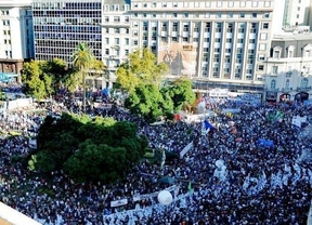 Con una Plaza de Mayo colmada se conmemoró el 37 aniversario del golpe de Estado 