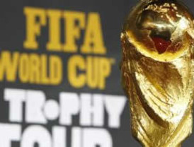 Después de 225 días llega trofeo de Sudáfrica 2010 a Johannesburgo