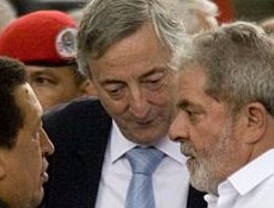 Chávez le pidió a Kirchner y a Lula que saluden a Santos de su parte